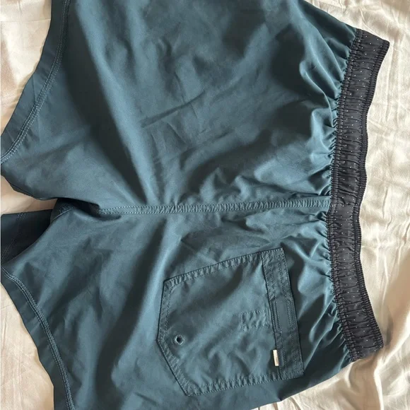 Vuori Kore Shorts (5 in Inseam) - Picture 2 of 2